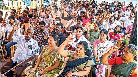 பழைய ஓய்வூதியத் திட்டத்தை அமல்படுத்தல் உள்ளிட்ட கோரிக்கைகளை வலியுறுத்தி சென்னையில் நேற்று உண்ணாவிரதப் போராட்டத்தில் ஈடுபட்ட ஜாக்டோ-ஜியோ கூட்டமைப்பினர். | படம்: பு.க.பிரவீன் |