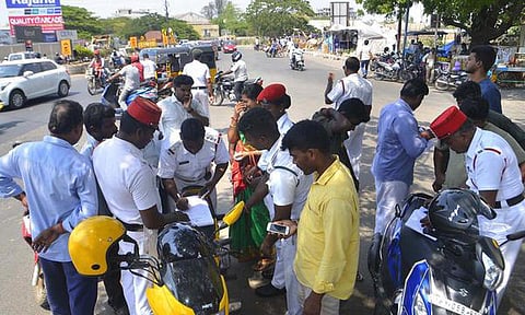 புதுச்சேரியில் இனி ஹெல்மெட் அணியாத அரசு ஊழியர்களுக்கு அபராதம்