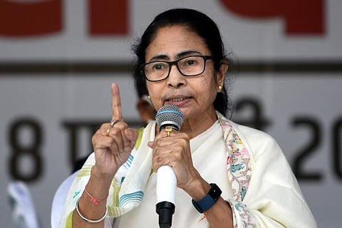 மக்களவைத் தேர்தல் 2024-ல் தனித்தே போட்டி: மம்தா பானர்ஜியின் வியூகத்துக்கு காரணம் என்ன?