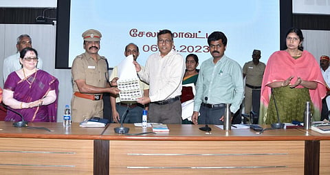சேலம் ஆட்சியர் அலுவலகத்தில் மாவட்ட காசநோய் தடுப்பு கழகத்தின் சார்பில் 73 வது தொகுதி காசநோய் வில்லைகளை ஆட்சியர் கார்மேகம் வெளியிட மாவட்ட காவல் கண்காணிப்பாளர் சிவகுமார் பெற்றுக்கொண்டார். 