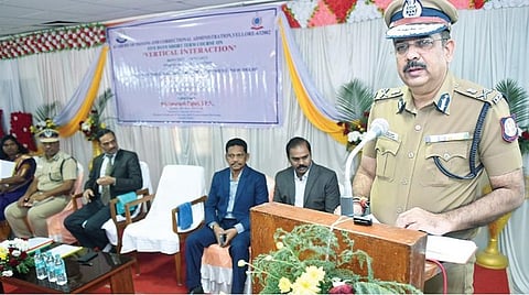 வேலூர் ஆப்காவில் தமிழ்நாடு, ஆந்திரா, கேரளா, கர்நாடகா மற்றும் தெலங்கானா மாநில சிறை அதிகாரிகளுக்கான 5 நாட்கள் நடைபெறும் பயிற்சி வகுப்பு நேற்று தொடங்கியது. இதனை, தமிழ்நாடு சிறை மற்றும் சீர்திருத்த பணிகள் துறைத்தலைவர் அமரேஷ் புஜாரி தொடங்கி வைத்து பேசினார். படம்: வி.எம்.மணிநாதன்.