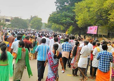 தி.மலை கிரிவல பாதையில் ஒலிபெருக்கியில் சினிமா பாடல்கள் ஒலிபரப்பானதால் பக்தர்கள் அதிர்ச்சி: நடவடிக்கை எடுக்க கோரிக்கை