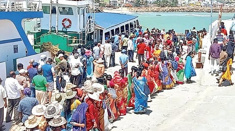 8 மாதங்களுக்கு பிறகு கன்னியாகுமரியில் திருவள்ளுவர் சிலைக்கு படகுகள் இயக்கம்: சுற்றுலா பயணிகள் மகிழ்ச்சி
