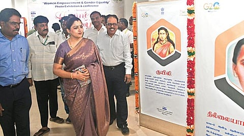 சர்வதேச மகளிர் தினத்தையொட்டி, சென்னை, அம்பத்தூர் தொழிற்பேட்டையில் உள்ள டாட் ஸ்கூல் ஆஃப் டிசைன் கல்வி நிறுவனத்தில் புகைப்படக் கண்காட்சியை தேசிய மகளிர் ஆணைய உறுப்பினர் குஷ்பு நேற்று தொடங்கி வைத்து பார்வையிட்டார். உடன், தகவல் ஒலிபரப்பு அமைச்சகத்தின் தலைமை இயக்குநர் (தென் மண்டலம்)  எஸ்.வெங்கடேஸ்வர், மத்திய மக்கள் தொடர்பகம் மற்றும் பத்திரிகை தகவல் அலுவலகத்தின் கூடுதல் இயக்குநர் எம்.அண்ணாதுரை உள்ளிட்டோர். படம்: ம.பிரபு