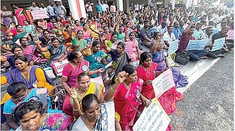 பணி நிரந்தரம் செய்ய வலியுறுத்தி பகுதிநேர சிறப்பு ஆசிரியர்கள் டிபிஐ வளாகத்தில் ஆர்ப்பாட்டம்