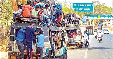 ஜார்க்கண்ட் மாநிலம் ஹசரிபாக்கில் நேற்று வாகனங்களில் மேற்கூரை களில் அமர்ந்து ஹோலி பண்டிகையை கொண்டாட தங்களது சொந்த ஊர்களுக்கு  படையெடுக்கும் மக்கள்.படம்: பிடிஐ