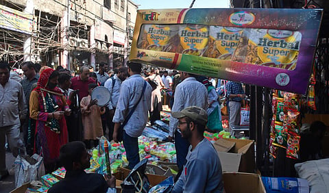 ஹோலி கொண்டாட்டத்தில் உள்ளூர் தயாரிப்புகளை வாங்குவதில் மக்கள் ஆர்வம் - சீன பொருட்கள் விற்பனை சரிவு