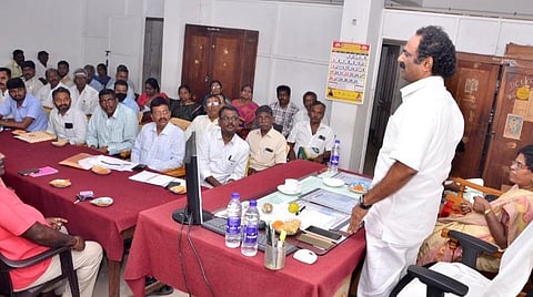 மதுரையில் நடைபெற்ற கூட்டத்தில் தென் மாவட்ட வர்த்தக நிறுவனங்களின் உரிமையாளர்களிடம் மதுரை தொழிலாளர் துறை இணை ஆணையர் சுப்பிரமணியன் பேச்சு