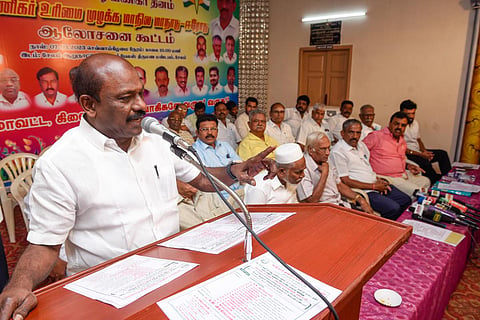 சேலத்தில் நடந்த தமிழ்நாடு வணிகர் சங்கங்களின் பேரமைப்பின் மாவட்ட ஆலோசனை கூட்டத்தில் மாநில தலைவர் விக்ரமராஜா பேசினார். படம்: எஸ்.குரு பிரசாத்