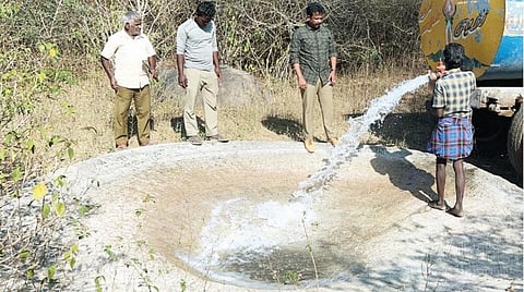 தி.மலை அடுத்த அடி அண்ணாமலை காப்பு காட்டில் உள்ள தொட்டியில் வன சரக அலுவலர்  னிவாசன் முன்னிலையில் தண்ணீர் நிரப்பப்பட்டது.
