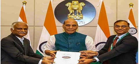 பயிற்சி போர் விமானம், கப்பல்கள் வாங்க எச்ஏஎல், எல்&டி நிறுவனங்களுடன் ரூ.9,900 கோடிக்கு மத்திய அரசு ஒப்பந்தம்