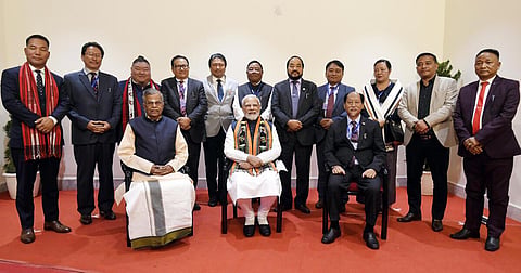 நாகாலாந்தில் பாஜக கூட்டணி அரசு நேற்று பதவியேற்றது. விழாவில் பங்கேற்ற பிரதமர் மோடி, மாநில ஆளுநர் இல.கணேசனுடன் முதல்வர் நெய்பியூ ரியோ மற்றும் அமைச்சர்கள்.  படம்: பிடிஐ