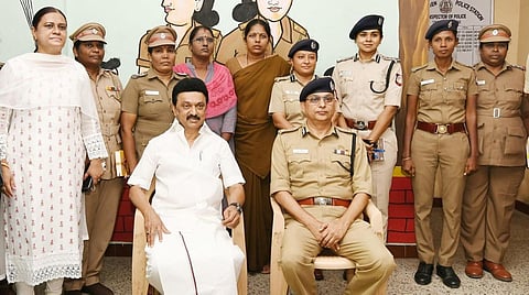 அண்ணா சாலையில் உள்ள அனைத்து மகளிர் காவல் நிலையத்தில் பெண் காவலர்களுக்கு மகளிர் தின வாழ்த்து தெரிவித்த முதல்வர் ஸ்டாலின்