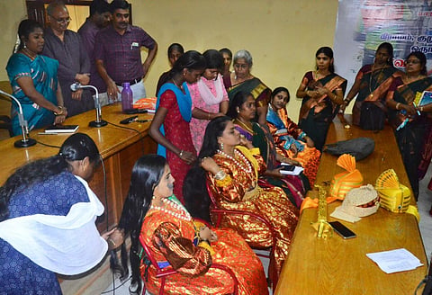 நெல்லை | புற்றுநோய் பாதித்தவர்களுக்காக தலைமுடியை தானமாக வழங்கிய 23 அரசு பெண் பணியாளர்கள்