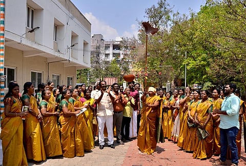 மதுரையில் களைகட்டிய மகளிர் தின கொண்டாட்டம் - பானை உடைத்து பெண் ஊழியர்கள் உற்சாகம்