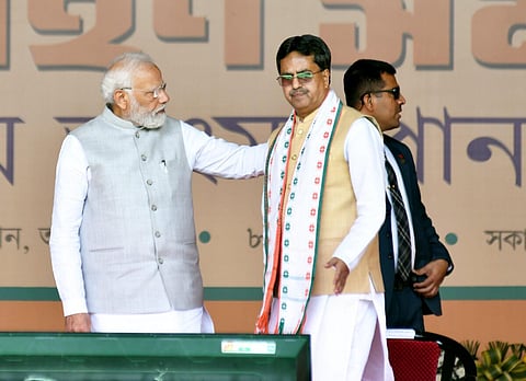 திரிபுரா மாநிலம் அகர்தலாவில் முதல்வராகப் பதவியேற்ற மாணிக் சாஹாவுக்கு, பிரதமர் மோடி வாழ்த்து தெரிவித்தார். படம்: பிடிஐ