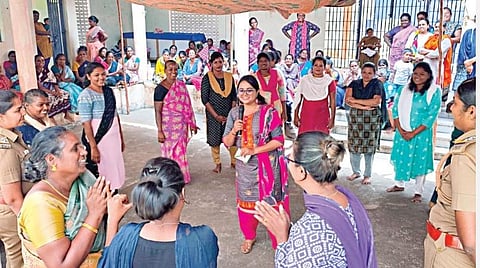 உலக மகளிர் தினத்தை முன்னிட்டு, சென்னை புழலில் உள்ள பெண்கள் தனி
சிறையில் பெண் கைதிகளுக்கு அரசு மற்றும் தொண்டு நிறுவனங்கள் உதவி
யோடு பல்வேறு சிறப்பு கலை நிகழ்ச்சிகள், விளையாட்டுப் போட்டிகள் நடத்தப்
பட்டு வெற்றி பெற்றவர்களுக்கு பரிசுகள் வழங்கப்பட்டன. நிகழ்ச்சி ஏற்பாடுகளை சிறைத்துறை டிஜிபி அம்ரேஷ் புஜாரி செய்திருந்தார்.