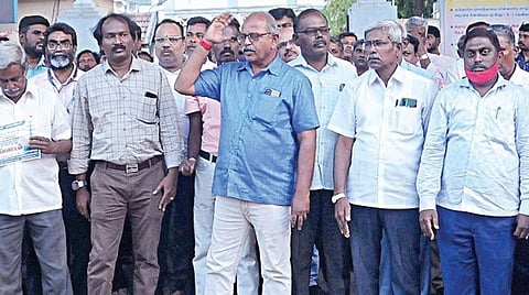 திருச்சி தென்னூர் மின் வாரிய அலுவலகம் முன்பு நேற்று ஆர்ப்பாட்டத்தில் ஈடுபட்ட தமிழ்நாடு மின்வாரிய தொழிற் சங்கங்களின் கூட்டு நடவடிக்கை குழுவினர். படம்: ஜி.ஞானவேல்முருகன்