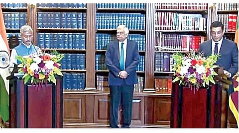 இலங்கை அதிபர் ரணில் விக்ரமசிங்கவை சந்தித்து பேசிய  பிறகு அது
குறித்து செய்தியாளர்களிடம் விளக்கும் வெளியுறவு அமைச்சர் ஜெய் சங்கர் மற்றும் அந்நாட்டு வெளியுறவு அமைச்சர் அலி சப்ரி ஆகியோர். (கோப்புப் படம்)