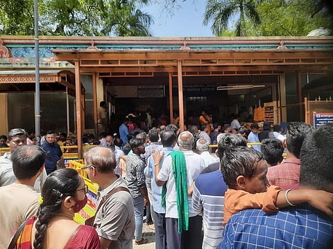 மதுரை மீனாட்சியம்மன் கோயிலுக்குள் செல்போன்களை எடுத்துச் செல்ல அனுமதிக்க வேண்டும் - உள்ளூர் மக்கள் கோரிக்கை