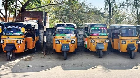 ஆந்திர மாநிலம் குடிப்பள்ளி, குப்பம் பகுதிகளுக்கு இயக்க வேப்பனப்பள்ளியில் நிறுத்தப்பட்டுள்ள ஆட்டோக்கள்.