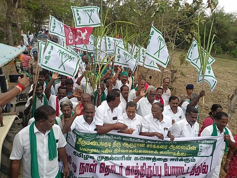 பேரணியில் விவசாயிகள்