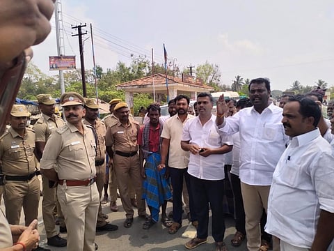 ஆர்பாட்டத்தில் ஈடுபட்ட பாமகவினர்