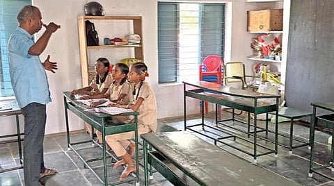 எட்டயபுரம் அருகே சிந்தலக்கரையில் உள்ள ஊராட்சி ஒன்றிய நடுநிலைப்பள்ளி தலைமை ஆசிரியர் பணியிடமாற்றம் செய்யப்பட்டதை கண்டித்து நேற்று 2-வது நாளாக பெற்றோர் குழந்தைகளை பள்ளிக்கு அனுப்பவில்லை.   4-ம் வகுப்பில் வந்திருந்த 3 மாணவிகளுக்கு மட்டும் பாடம் நடத்தும் ஆசிரியர்.