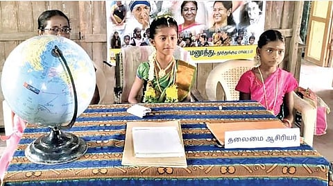 எட்டயபுரம் அருகே ராமனூத்து ஊராட்சி ஒன்றிய ஆரம்பப்பள்ளியில் நடந்த மகளிர் தினவிழாவில், மாணவி ராக்சிதா  தலைமை ஆசிரியையாக தேர்வு செய்யப்பட்டார்.