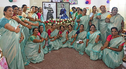 ஒன்று கூடி நினைவுகளை பகிர்ந்துகொண்ட 40 செவிலியர்கள் | படங்கள் : ம.பிரபு