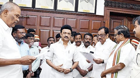 ஈவிகேஎஸ். இளங்கோவனுக்கு வாழ்த்து தெரிவித்த சட்டப்பேரவை காங்கிரஸ் தலைவர் கு.செல்வப் பெருந்தகை.படம்: பி.ஜோதி ராமலிங்கம்