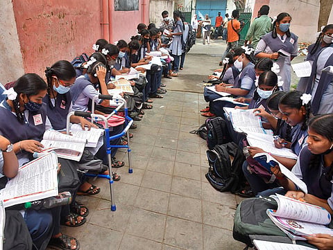 பிளஸ்-2 பொதுத்தேர்வு நாளை மறுதினம் தொடக்கம் - முறைகேடுகளை தவிர்க்க கடும் கட்டுப்பாடுகள் விதிப்பு