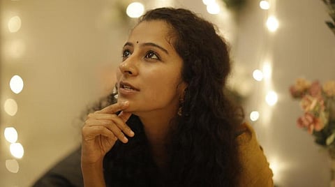 சிங்கள படத்தில் தர்ஷனா ராஜேந்திரன்