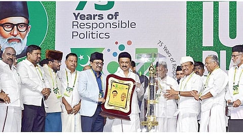 சென்னை கொட்டிவாக்கம் ஒய்எம்சிஏ மைதானத்தில் நேற்று நடைபெற்ற இந்திய யூனியன் முஸ்லிம் லீக் கட்சியின் பவள விழா மாநாட்டில் பங்கேற்ற முதல்வர் மு.க.ஸ்டாலினுக்கு நினைவுப் பரிசு வழங்கினார் கட்சியின் தேசியத் தலைவர் கே.எம்.காதர் மொய்தீன். உடன், கேரள மாநில எதிர்க்கட்சித் துணை தலைவர் பி.கே.குஞ்ஞாலிக்குட்டி மற்றும் கட்சி நிர்வாகிகள் உள்ளிட்டோர்.