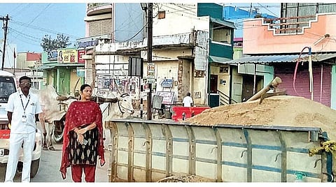 ஆம்பூர் அடுத்த சான்றோர்குப்பம் பகுதியில் மாட்டு வண்டிகளை பிடித்த கோட்டாட்சியர் பிரேமலதா.