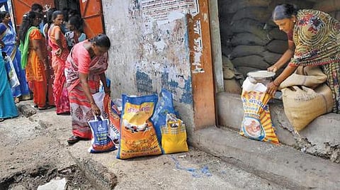 விருத்தாசலம் | 3,300 டன் கோதுமை இருப்பு வீணாகிறது: ரேஷன் கடைகளில் 1 கிலோ மட்டுமே விநியோகம்
