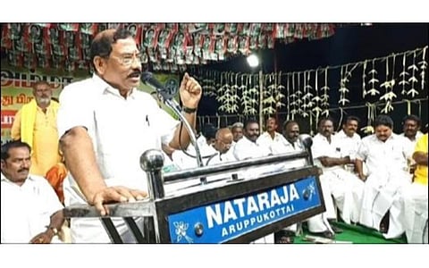 அருப்புக்கோட்டை அருகே பாளையம்பட்டியில் நடைபெற்ற அதிமுக பொதுக் கூட்டத்தில் பேசிய முன்னாள் அமைச்சர் மாஃபா பாண்டியராஜன்.