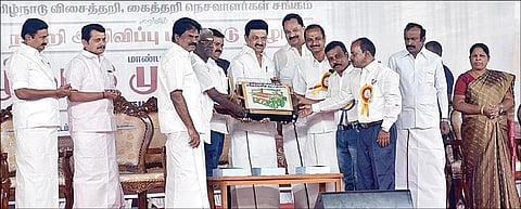 கருமத்தம்பட்டியில் நடைபெற்ற பாராட்டு விழாவில் பங்கேற்ற முதல்வர் மு,க.ஸ்டாலினுக்கு விசைத்தறி சங்கங்களின்  கூட்டமைப்பு சார்பில் விசைத்தறி மாடல் நினைவுப் பரிசாக வழங்கப்பட்டது  படம்: ஜெ.மனோகரன்
