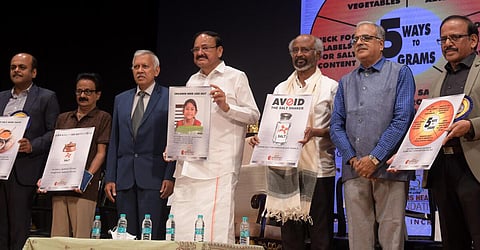 சென்னை மியூசிக் அகாடமியில் நேற்று நடந்த சேப்பியன் ஹெல்த் ஃபவுண்டேஷன் அமைப்பின் 25-வது ஆண்டு விழாவில் சிறுநீரக நலனுக்கான விழிப்புணர்வு வாசகங்கள் அடங்கிய பதாகைகள் வெளியிடப்பட்டன. முன்னாள் குடியரசு துணைத் தலைவர் வெங்கய்ய நாயுடு, நடிகர் ரஜினிகாந்த், நாடக நடிகர் மாது பாலாஜி, இந்தியன் சொசைட்டி ஆஃப் ஹைபர் டென்ஷன் அமைப்பின் நிர்வாகி எஸ்.என்.என்.நரசிங்கன், சேப்பியன் ஹெல்த் ஃபவுண்டேஷன் தலைவர் ராஜன் ரவிச்சந்திரன் உள்ளிட்டோர் கலந்து கொண்டனர்.படம்: பு.க.பிரவீன்