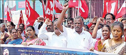 ஆன்லைன் சூதாட்ட தடைச் சட்டத்தை திருப்பி அனுப்பிய ஆளுநர் ஆர்.என்.ரவியைக் கண்டித்து, இந்திய கம்யூனிஸ்ட் வடசென்னை மாவட்ட  கிளை சார்பில் மின்ட் மணிக்கூண்டு அருகே நேற்று ஆர்ப்பாட்டம் நடைபெற்றது. இதில் மாநிலச் செயலாளர் இரா.முத்தரசன், துணைச் செயலாளர் மு.வீரபாண்டியன் உள்ளிட்டோர் பங்கேற்றனர்.படம்: ம.பிரபு