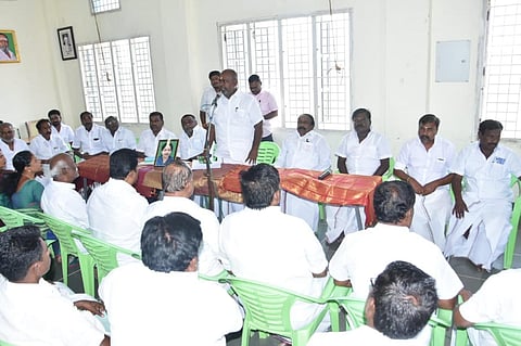 கூட்டத்தில் பேசும் ஆர்.பி உதயகுமார்