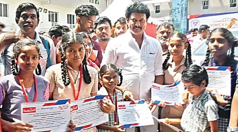 `இந்து தமிழ் திசை' நாளிதழ் மற்றும் ‘வாக்கரூ’ இணைந்து நடத்திய வண்ணம் தீட்டுதல் மற்றும் கட்டுரை போட்டியில் சென்னை மாவட்ட அளவில் முதல் 3 இடங்களைப் பிடித்த மாணவிகளுக்கு பள்ளிக்கல்வித் துறை அமைச்சர் அன்பில் மகேஸ் பொய்யாமொழி சான்றிதழ்கள் மற்றும் ரொக்கப் பரிசுகளை வழங்கினார்.