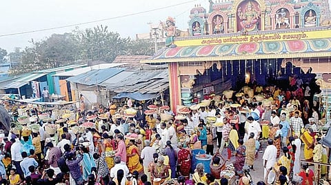 சமயபுரம் மாரியம்மன் கோயில் பூச்சொரிதல் விழாவையொட்டி, அம்மனுக்கு சாற்றுவதற்காக நேற்று பூக்களை ஊர்வலமாக எடுத்து சென்ற கோயில் நிர்வாகத்தினர் மற்றும் பக்தர்கள். படம்: ஜி.ஞானவேல்முருகன்
