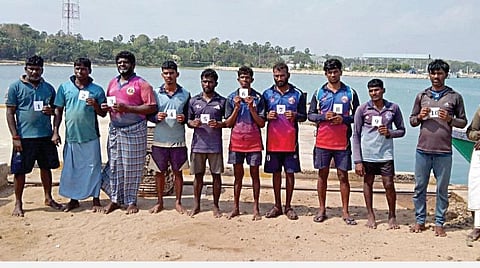 இலங்கை கடற்படையினரால் கைது செய்யப்பட்ட நாகை அக்கரைப்பேட்டை மீனவர்கள்.