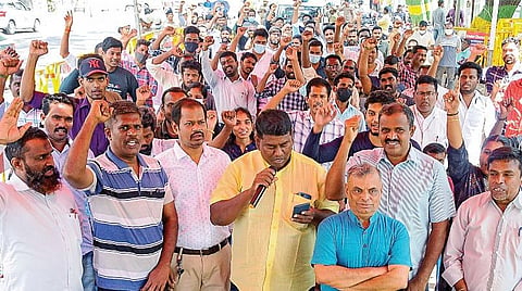 தமிழ்நாடு அரசுப் பணியாளர் தேர்வாணையம் குரூப்-2 தேர்வை மீண்டும் நடத்த வேண்டும் என்று வலியுறுத்தி, சென்னை எழும்பூர் ராஜரத்தினம் மைதானம் அருகே நேற்று நடைபெற்ற ஆர்ப்பாட்டத்தில் பங்கேற்ற எழுத்தாளர் பாஸ்கரன் கிருஷ்ணமூர்த்தி மற்றும் தேர்வெழுதிய இளைஞர்கள்.படம்: பு.க.பிரவீன்