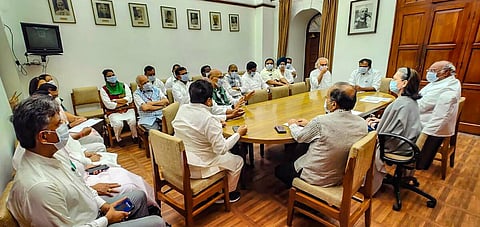 மல்லிகார்ஜுன கார்கே தலைமையில் நடந்த எதிர்கட்சிகளின் கூட்டம்