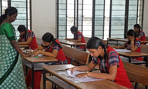 பிளஸ் 2 தேர்வு எழுதும் மாணவிகள்
