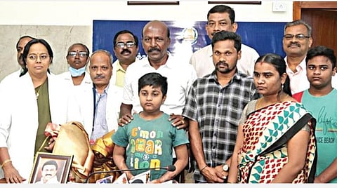 தீக்காயமடைந்து சிறப்பு சிகிச்சை மூலம் குணமடைந்த சூரியகுமாரை மக்கள் நல்வாழ்வுத் துறை அமைச்சர் மா.சுப்பிரமணியன் நேற்று நேரில் சந்தித்து நலம் விசாரித்தார். உடன் ராஜீவ்காந்தி அரசு பொது மருத்துவமனை மருத்துவர் குழுவினர்.