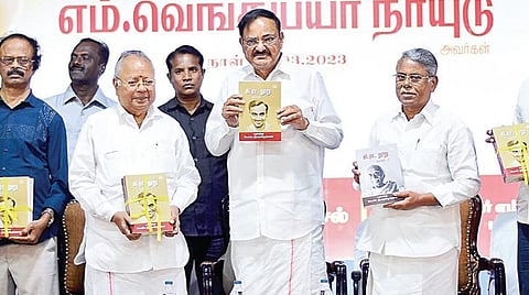 சென்னையில் நேற்று நடைபெற்ற விழாவில், ‘கி.ரா. நூறு - தொகுதி -1’ நூலை முன்னாள் குடியரசு துணைத் தலைவர் வெங்கய்ய நாயுடு வெளியிட்டார். உடன் பத்திரிகையாளர் மணா, தொழிலதிபர் நல்லி குப்புசாமி, ஆர்எம்கே. கல்வி குழுமங்களின் நிறுவனர் ஆர்.எஸ்.முனிரத்தினம், டாக்டர் எம்.ஜி.ஆர். ஜானகி மகளிர் கலை அறிவியல் கல்லூரி தலைவர் குமார் ராஜேந்திரன், நூலாசிரியர் கே.எஸ்.ராதாகிருஷ்ணன் உள்ளிட்டோர்.                                  படம்: பு.க.பிரவீன்