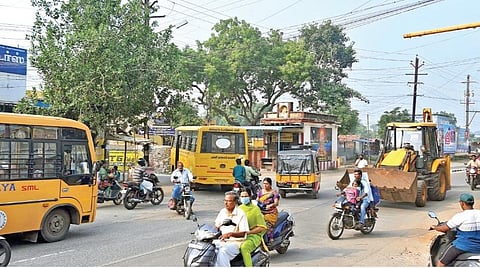 கோவில்பட்டி மந்தித்தோப்பு சாலையில் காலை நேரத்தில் போக்குவரத்தை ஒழுங்குபடுத்த காவலர்கள் இருப்பதில்லை. இதனால் இப்பகுதியில் விபத்துகள் ஏற்படக்கூடிய வாய்ப்பு உள்ளது.